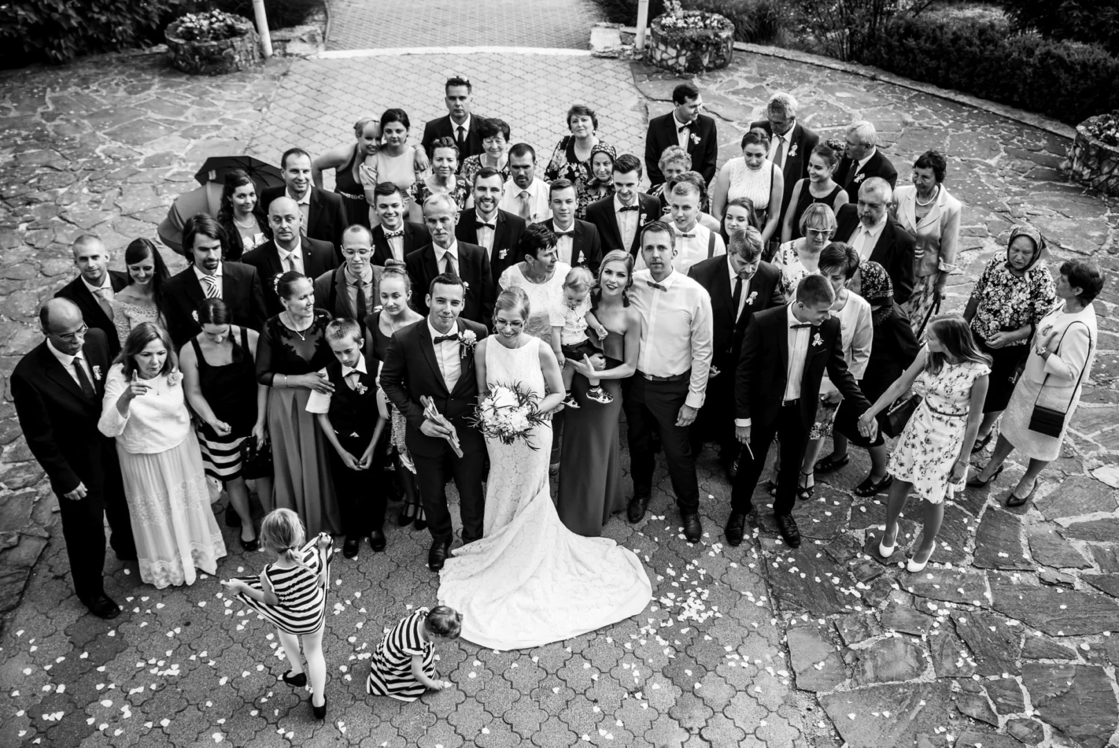 Spolocna-rodinna-fotografia-s-nevestou-a-zenichom